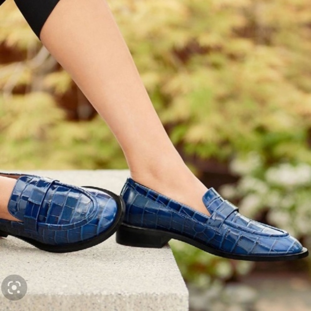 Stuart Weitzman Loafer Palmer Sleek in Indigo Blue Crocodile